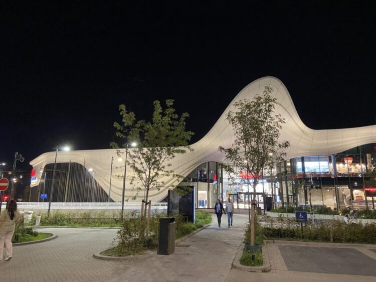 Der Blick bei Nacht auf die Westfield Mall of the Netherlands_¸Ulrike Brandi